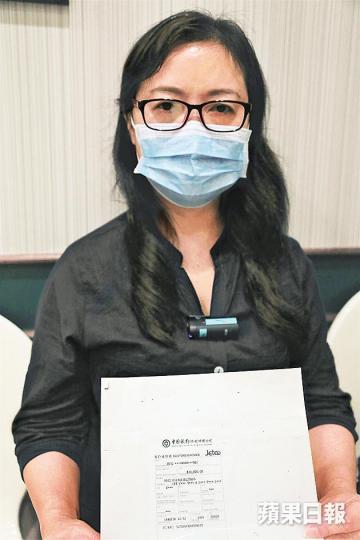 ■黃女士不小心按錯號碼轉錯賬,受訪時不禁落淚。徐雲庭攝■收款者家人應門時拒絕多談,翌日終把款項退還黃女士。 ■黃女士不小心按錯號碼轉錯賬,受訪時不禁落淚。徐雲庭攝■收款者家人應門時拒絕多談,翌日終把款項退還黃女士。