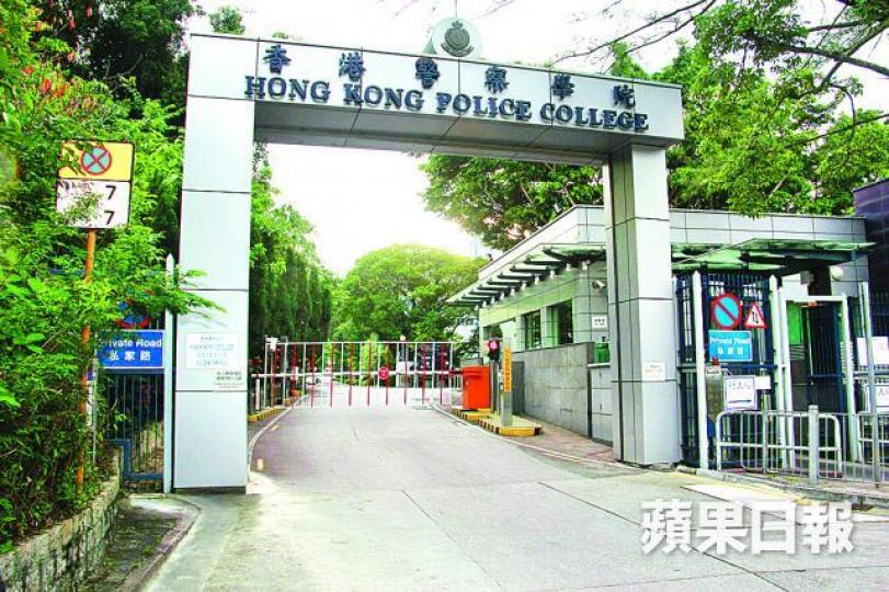 ■黃竹坑警察學院一名學警將一支左輪佩槍放入槍袋時疑意外走火。 ■黃竹坑警察學院一名學警將一支左輪佩槍放入槍袋時疑意外走火。