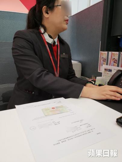 ■記者測試轉錯賬,銀行職員稱收款人一定要親身到銀行簽字,才會把錯誤轉賬的金額退還。 ■記者測試轉錯賬,銀行職員稱收款人一定要親身到銀行簽字,才會把錯誤轉賬的金額退還。