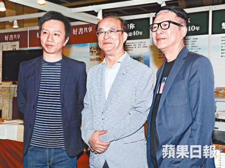 ■葉家寶(右)昨與黃守東(左)和黎文卓出席書展活動。 ■葉家寶(右)昨與黃守東(左)和黎文卓出席書展活動。