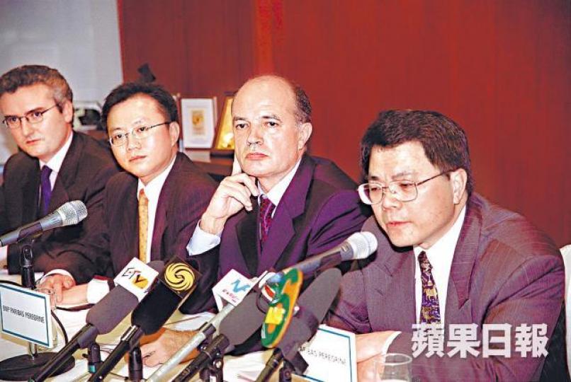 ■高寶明(左二)任職百富勤時,與老闆梁伯韜(右)協助紅籌來港上市。壹週刊圖片 ■高寶明(左二)任職百富勤時,與老闆梁伯韜(右)協助紅籌來港上市。壹週刊圖片