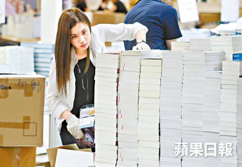 ■書展今日舉行,展商昨日忙於上架。易仰民攝■書展文藝廊將展出10個愛情文學作家包括林燕妮的手稿。 ■書展今日舉行,展商昨日忙於上架。易仰民攝■書展文藝廊將展出10個愛情文學作家包括林燕妮的手稿。