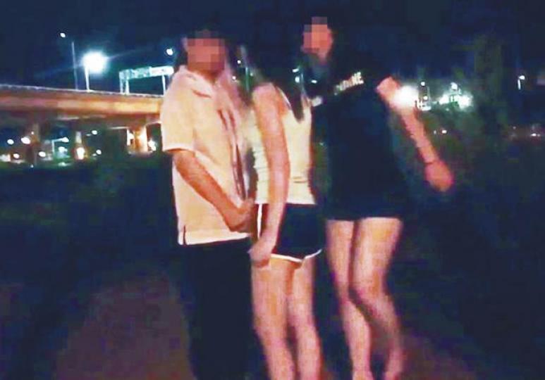 ■受害少女(左)遭圍毆凌虐。 ■受害少女(左)遭圍毆凌虐。