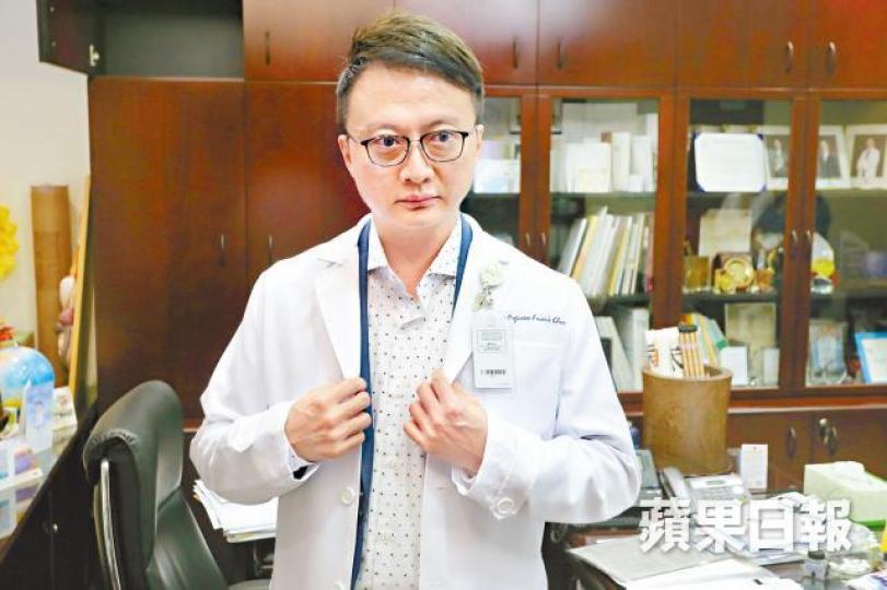 ■陳家亮貴為院長,仍會穿上醫生袍,為病人做緊急手術。 ■陳家亮貴為院長,仍會穿上醫生袍,為病人做緊急手術。