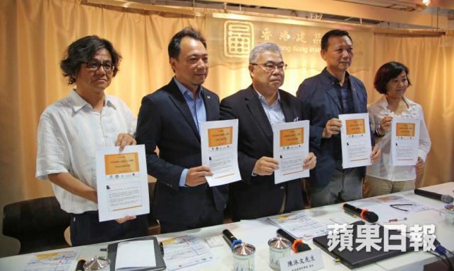■5個專業團體昨舉行記者會,反對興建元朗天價行人天橋。袁志中攝 ■5個專業團體昨舉行記者會,反對興建元朗天價行人天橋。袁志中攝