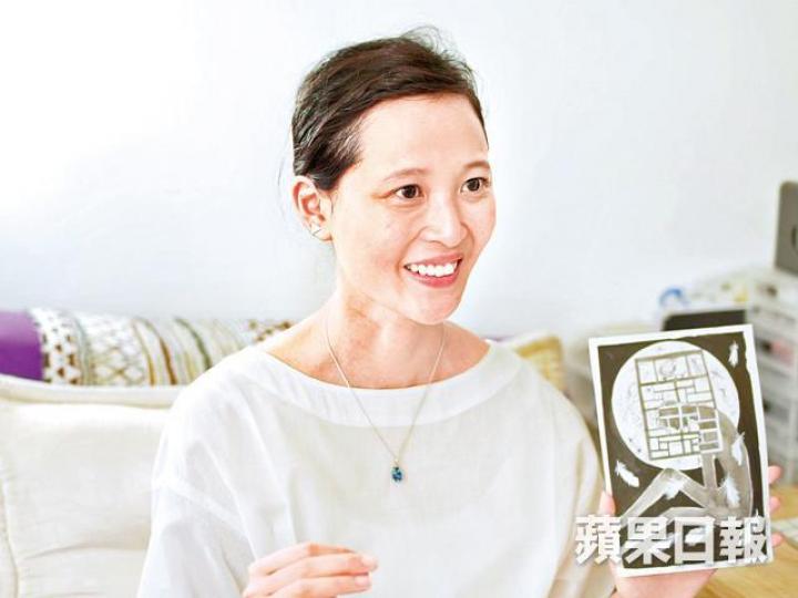 ■夢特嬌.全為《慾季》所繪的插畫,有種迷幻色彩。■相隔34年,崑南《慾季》再度面世,封面是夢特嬌.全的超現實女體插畫。■阿全在《慾季》中的插畫全屬黑白,但充滿超現實壓迫感。■2000年阿全(右二)參演港台劇集《Y2K》,同劇還有阿Sa(左)。■有一部電車,上層天花板是阿全畫作,至今仍然存在。■2007年以棺材作畫板的紙棺作品。■阿全和男友是「同路人」,令阿全面對抑鬱症時多了彈藥! ■夢特嬌.全為《慾季》所繪的插畫,有種迷幻色彩。■相隔34年,崑南《慾季》再度面世,封面是夢特嬌.全的超現實女體插畫。■阿全在《慾季》中的插畫全屬黑白,但充滿超現實壓迫感。■2000年阿全(右二)參演港台劇集《Y2K》,同劇還有阿Sa(左)。■有一部電車,上層天花板是阿全畫作,至今仍然存在。■2007年以棺材作畫板的紙棺作品。■阿全和男友是「同路人」,令阿全面對抑鬱症時多了彈藥!