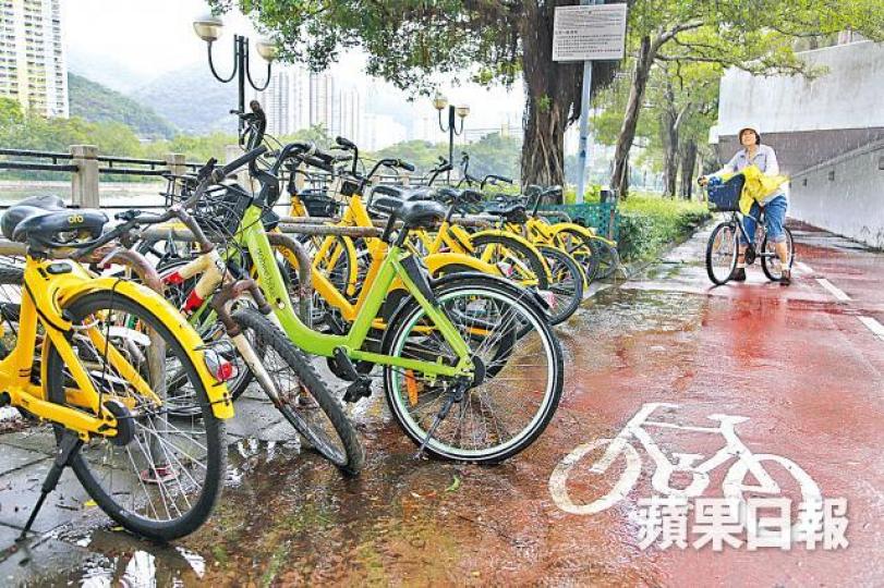 ■gobee.bike昨結束香港業務,近日市面該公司單車數量已大減。徐雲庭攝■會員在網上大呻不夠時間用gobee.bike充值餘額。互聯網 ■gobee.bike昨結束香港業務,近日市面該公司單車數量已大減。徐雲庭攝■會員在網上大呻不夠時間用gobee.bike充值餘額。互聯網