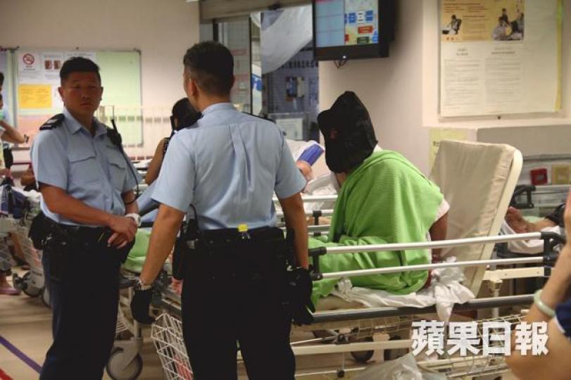 ■被告關達儀於案發後被蒙頭送院。資料圖片 ■被告關達儀於案發後被蒙頭送院。資料圖片