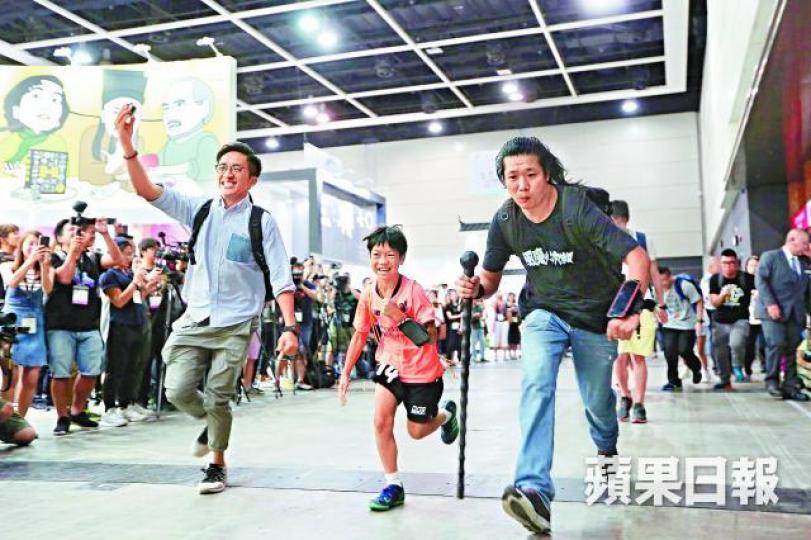 ■書展一揭幕,連續7年霸頭位的杜先生(右)即奔入場內,搶購林詠琛簽名新書。李家皓攝■書展午後漸見旺場,有書商指人流勝去年,營業額有望增加1至2成。 ■書展一揭幕,連續7年霸頭位的杜先生(右)即奔入場內,搶購林詠琛簽名新書。李家皓攝■書展午後漸見旺場,有書商指人流勝去年,營業額有望增加1至2成。