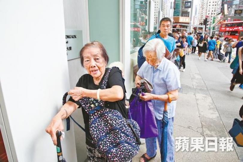 ■有指年金首兩天派出的「認購意向表格」反應不俗,但之後較為淡靜。資料圖片 ■有指年金首兩天派出的「認購意向表格」反應不俗,但之後較為淡靜。資料圖片
