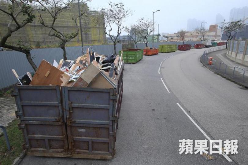 ■環保斗擺放不當,會阻擋司機的視線,影響行車安全。 資料圖片 ■環保斗擺放不當,會阻擋司機的視線,影響行車安全。 資料圖片