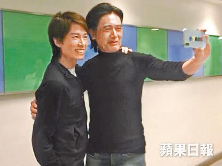 ■周潤發(右)到後台探黃子華班,合照已經是指定動作。DV圖片■發哥跟子華(右)的話題離不開瘦身及二人體重,發嫂則站在身後旁聽。■當年子華為《男親女愛》拍衝線鏡頭,被發哥捕獲。電視圖片■子華在紅館連開26場「金盆(o浪)口」棟篤笑。資料圖片 ■周潤發(右)到後台探黃子華班,合照已經是指定動作。DV圖片■發哥跟子華(右)的話題離不開瘦身及二人體重,發嫂則站在身後旁聽。■當年子華為《男親女愛》拍衝線鏡頭,被發哥捕獲。電視圖片■子華在紅館連開26場「金盆(o浪)口」棟篤笑。資料圖片