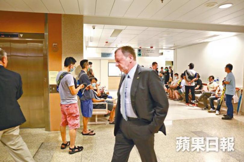 ■馬會行政總裁應家柏昨午3時許到醫院,逗留半小時離去。莫振華 ■馬會行政總裁應家柏昨午3時許到醫院,逗留半小時離去。莫振華