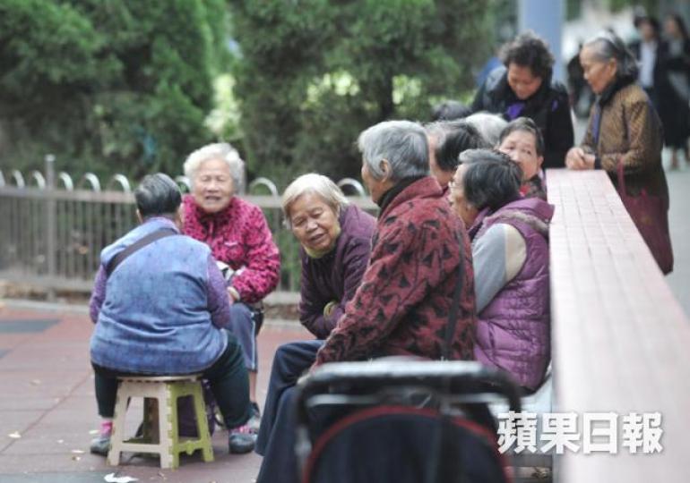 ■女性長者若買100萬年金,每月收取5,300元,這筆金額未夠冚固定使費,只夠冚買餸錢。資料圖片 ■女性長者若買100萬年金,每月收取5,300元,這筆金額未夠冚固定使費,只夠冚買餸錢。資料圖片
