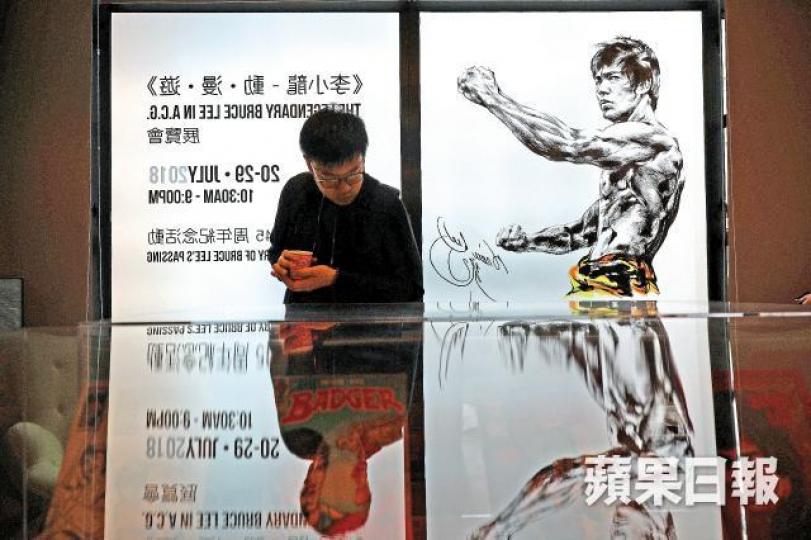 ■李小龍展的會場內有一代武打巨星巨型畫像。何家達攝■展覽藏品包括各地版本的《青蜂俠》漫畫。■Panasonic84年曾推出以李小龍為主角的電玩遊戲。 ■李小龍展的會場內有一代武打巨星巨型畫像。何家達攝■展覽藏品包括各地版本的《青蜂俠》漫畫。■Panasonic84年曾推出以李小龍為主角的電玩遊戲。