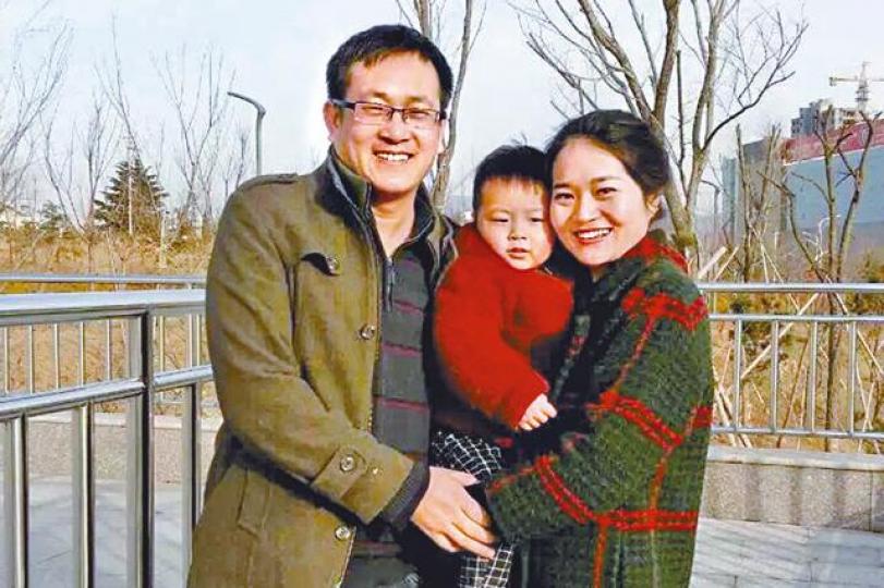 ■維權律師王全璋被拘千日後,終於獲准與律師會面,但仍無法與家人見面,圖為王全璋一家合影。■劉衞國獲委任為王全璋代理律師。■李文足上載由餃子拼成的字樣,為丈夫打氣。■維權人士曾向北京公安局申請遊行,聲援王全璋。 ■維權律師王全璋被拘千日後,終於獲准與律師會面,但仍無法與家人見面,圖為王全璋一家合影。■劉衞國獲委任為王全璋代理律師。■李文足上載由餃子拼成的字樣,為丈夫打氣。■維權人士曾向北京公安局申請遊行,聲援王全璋。
