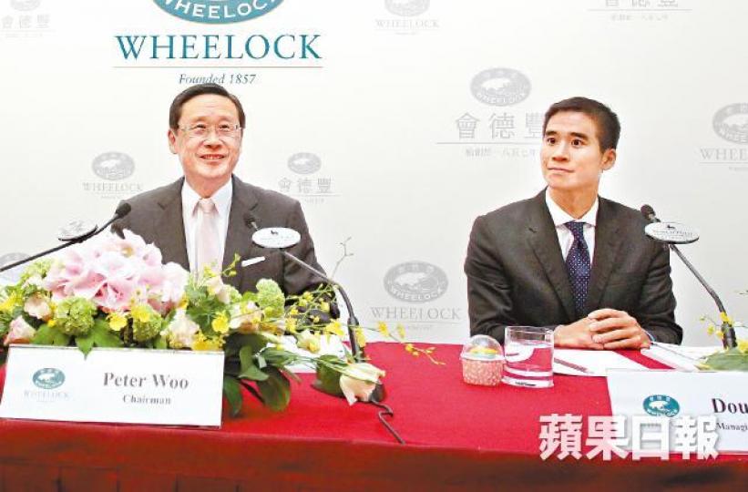 ■吳光正(左)兒子吳宗權接掌會德豐後,非核心業務逐漸剝離。資料圖片 ■吳光正(左)兒子吳宗權接掌會德豐後,非核心業務逐漸剝離。資料圖片