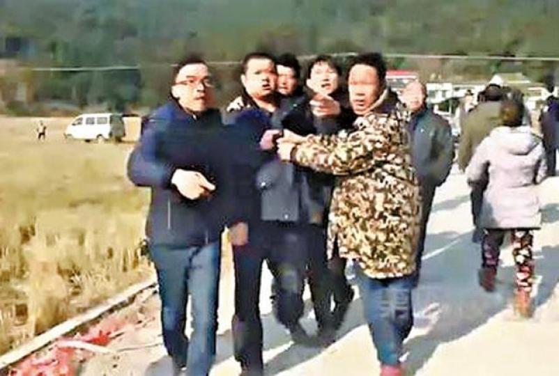 ■農村少女的母親下葬當日,仍不斷有追數公司上門催債。互聯網 ■農村少女的母親下葬當日,仍不斷有追數公司上門催債。互聯網