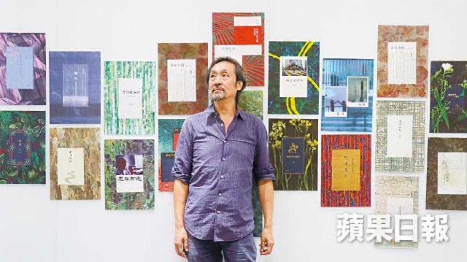 ■過去廿多年,梁裕基默默做「說書人」推廣新書,更為新書用傳統影印機製作度身訂做的海報,每張都似藝術品。■梁裕基指做海報時,「董橋的書我會特別小心處理,因為他以簡潔為主不能太花巧」。■為任白相集《怎知春色如許》找專家做中國紐扣為主題的概念性佈置。■梁裕基的新版「雞蛋與高牆」裝置,他樂此不疲地做六、七個放不同書店。 ■過去廿多年,梁裕基默默做「說書人」推廣新書,更為新書用傳統影印機製作度身訂做的海報,每張都似藝術品。■梁裕基指做海報時,「董橋的書我會特別小心處理,因為他以簡潔為主不能太花巧」。■為任白相集《怎知春色如許》找專家做中國紐扣為主題的概念性佈置。■梁裕基的新版「雞蛋與高牆」裝置,他樂此不疲地做六、七個放不同書店。