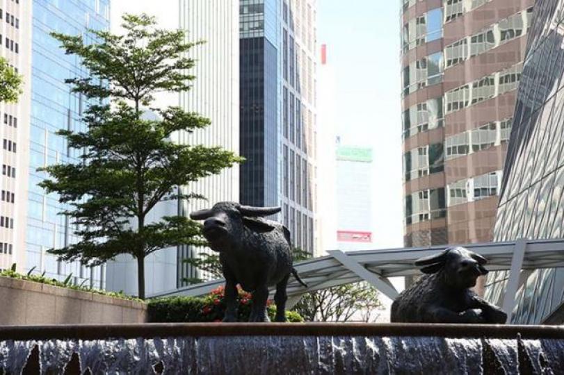 ■恒指28000點屢受挑戰,港股岌岌可危。 資料圖片 ■恒指28000點屢受挑戰,港股岌岌可危。 資料圖片