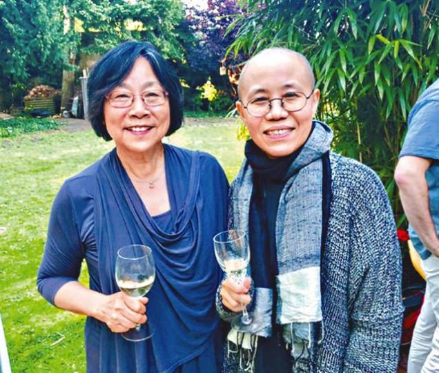 ■獨立中文筆會會長廖天琪(左)與劉霞合照。獨立中文筆會提供■劉霞(右二)與友人一同聚餐,比爾曼在席間自彈自唱。獨立中文筆會提供■劉霞(右)與比爾曼談天。獨立中文筆會提供 ■獨立中文筆會會長廖天琪(左)與劉霞合照。獨立中文筆會提供■劉霞(右二)與友人一同聚餐,比爾曼在席間自彈自唱。獨立中文筆會提供■劉霞(右)與比爾曼談天。獨立中文筆會提供