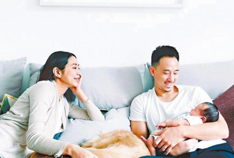 ■Kary一家三口還有愛犬合照,網友讚她不會因為生B離棄狗狗。互聯網圖片■Kary在Ig中分享紅雞蛋同公公婆婆送上嘅「足金花生」禮物。互聯網圖片 ■Kary一家三口還有愛犬合照,網友讚她不會因為生B離棄狗狗。互聯網圖片■Kary在Ig中分享紅雞蛋同公公婆婆送上嘅「足金花生」禮物。互聯網圖片