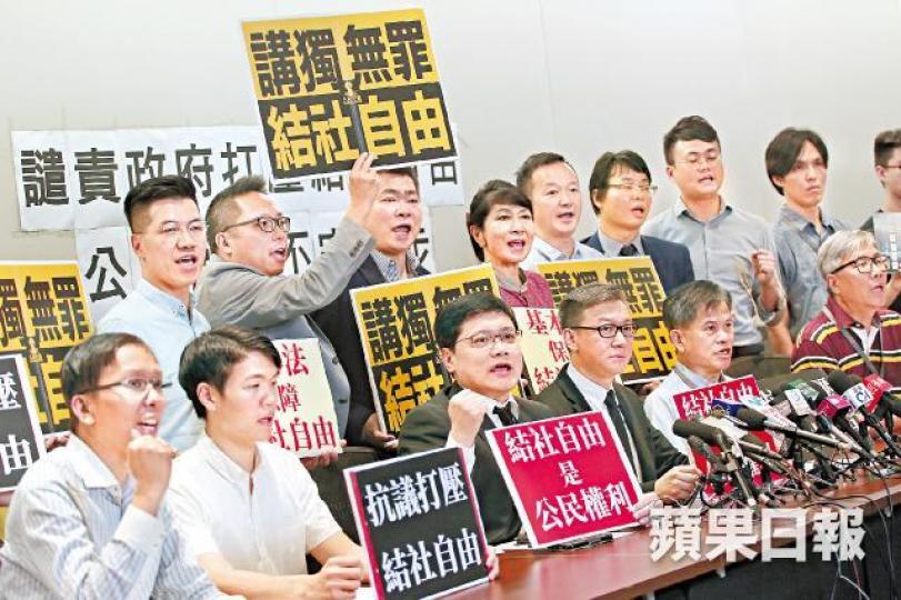 ■多個民間團體昨發表聯合聲明,批評政府侵犯陳浩天的權利。何頴賢攝 ■多個民間團體昨發表聯合聲明,批評政府侵犯陳浩天的權利。何頴賢攝