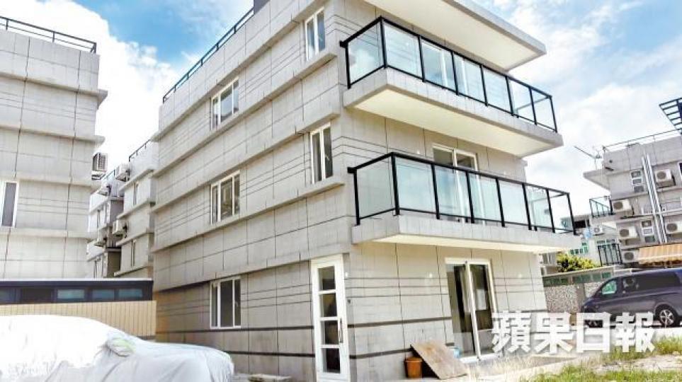■元朗大棠新盤曉門已屆現樓,記者參觀的88號屋則處於裝修階段。 ■元朗大棠新盤曉門已屆現樓,記者參觀的88號屋則處於裝修階段。