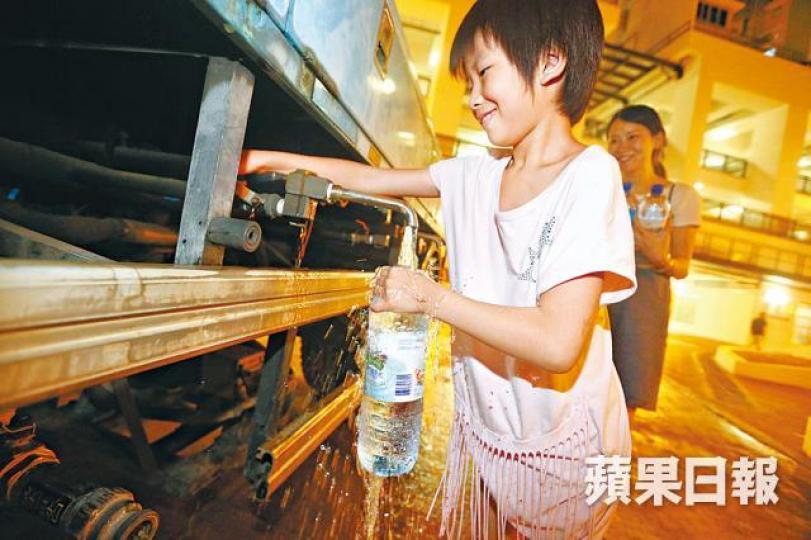 ■葵翠邨被揭食水含鉛超標,居民須到水車取水。 ■葵翠邨被揭食水含鉛超標,居民須到水車取水。
