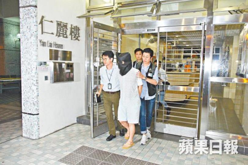 ■被捕男子被警方蒙頭押返警署調查。溫瑞麟攝■警方在疑犯家中撿獲名錶、現金等證物。 ■被捕男子被警方蒙頭押返警署調查。溫瑞麟攝■警方在疑犯家中撿獲名錶、現金等證物。