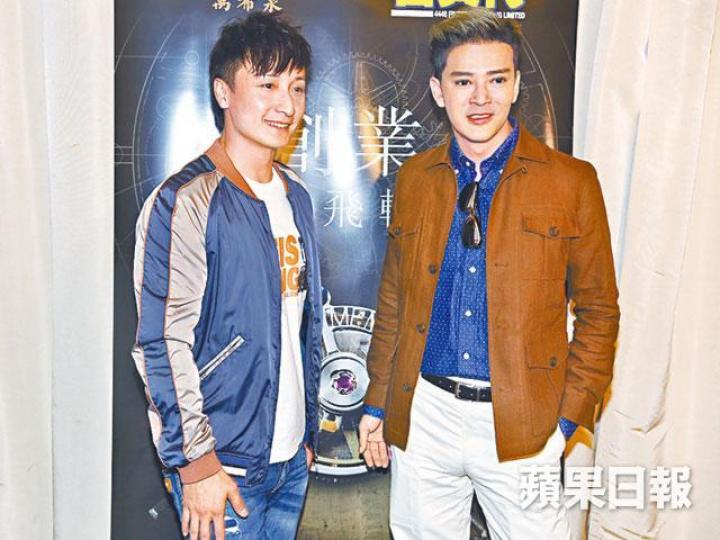 ■陳曉東(右)和方力申昨日在書展上碰面。■Jessica在新戲中與男演員有親熱戲感尷尬,鄧健泓反而覺得刺激。■懷胎5個月的吳日言自爆上圍變大,笑說一點都不享受。 ■陳曉東(右)和方力申昨日在書展上碰面。■Jessica在新戲中與男演員有親熱戲感尷尬,鄧健泓反而覺得刺激。■懷胎5個月的吳日言自爆上圍變大,笑說一點都不享受。