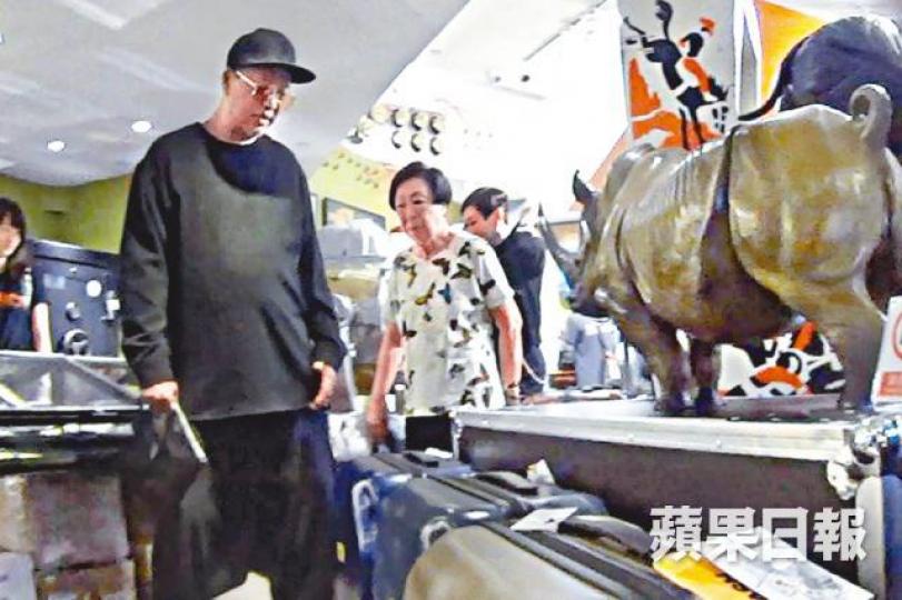 ■歐陽震華與老婆傅潔嫻(右)及一位年長女士到潮流家品店閒逛。■歐陽震華嘗試用智能手錶遙控行李篋。 ■歐陽震華與老婆傅潔嫻(右)及一位年長女士到潮流家品店閒逛。■歐陽震華嘗試用智能手錶遙控行李篋。