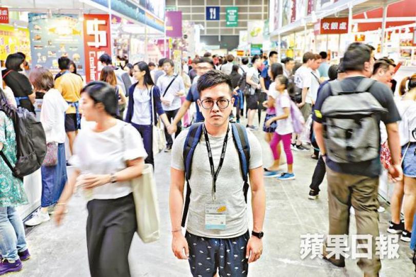 ■女同學社幹事祖祖斥貿發局的售書準則對性小眾不公。許頌明攝 ■女同學社幹事祖祖斥貿發局的售書準則對性小眾不公。許頌明攝