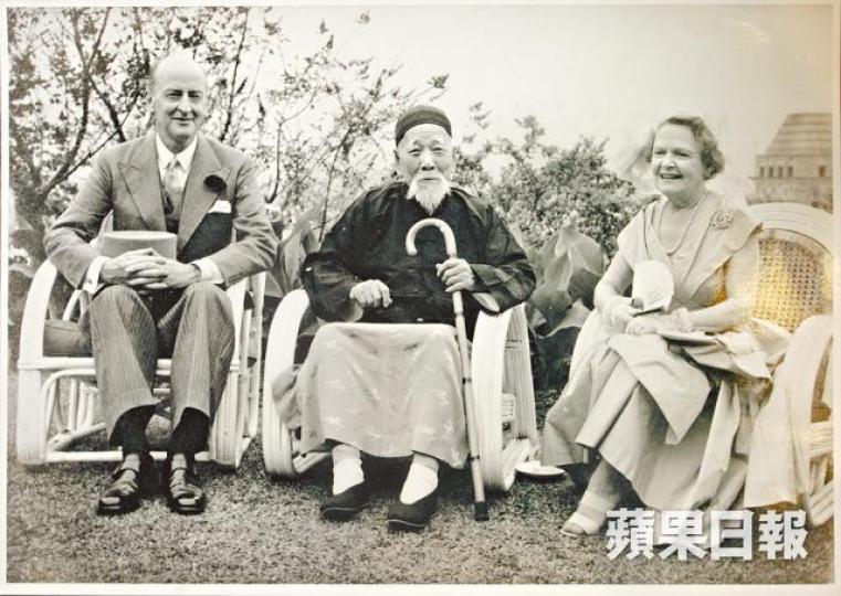 ■周壽臣與港督葛亮洪(左)及其夫人(右)於港督府茶敍。資料圖片 ■周壽臣與港督葛亮洪(左)及其夫人(右)於港督府茶敍。資料圖片