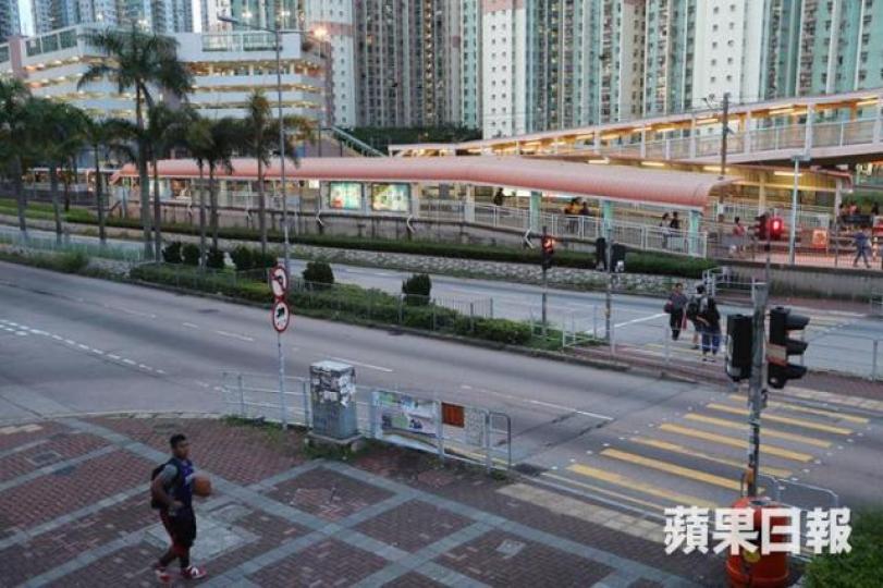 ■14歲女童被童黨凌辱案,事主在天澤邨附近輕鐵站遇上涉案童黨。馬泉崇攝 ■14歲女童被童黨凌辱案,事主在天澤邨附近輕鐵站遇上涉案童黨。馬泉崇攝