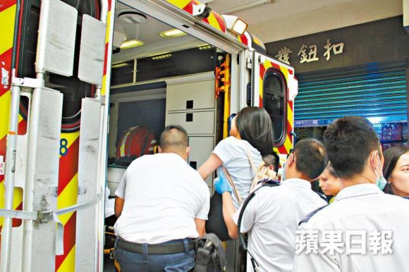 ■死者妻因傷心激動不適,須送院檢驗。詹家志攝 ■死者妻因傷心激動不適,須送院檢驗。詹家志攝