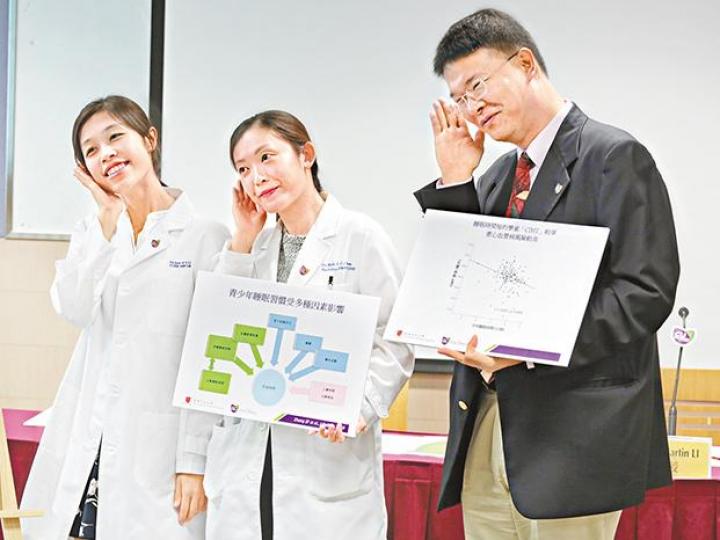 ■李民瞻(右)的團隊建議學校延遲上課增加學生睡眠時數。張柏基攝 ■李民瞻(右)的團隊建議學校延遲上課增加學生睡眠時數。張柏基攝