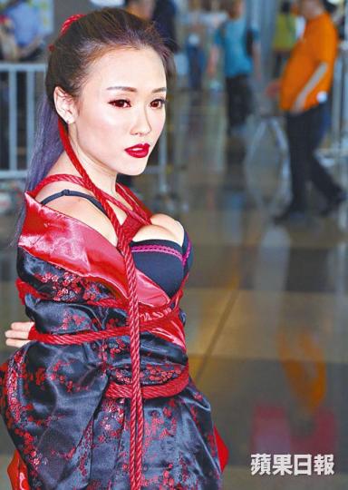 ■葉梓嵐後悔影寫真時着太少衫未能通過淫審,導致在書展被禁售。 ■葉梓嵐後悔影寫真時着太少衫未能通過淫審,導致在書展被禁售。