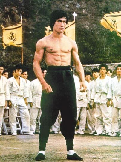 ■一代巨星李小龍昨日逝世45周年,至今仍有很多影迷懷念他。■蔡和平和鄧梓峰昨晚在旺角出席晚宴悼念李小龍。■郭秀雲(右)表示作為中國人,以李小龍為榮。■「迷你小龍」今井竜惺有功夫底子,昨晚大耍雙節棍。■現場公開了李小龍的親筆簽名照。■唐文龍很崇拜李小龍,昨日貼出在西雅圖對方墓前拜祭的相片。互聯網圖片 ■一代巨星李小龍昨日逝世45周年,至今仍有很多影迷懷念他。■蔡和平和鄧梓峰昨晚在旺角出席晚宴悼念李小龍。■郭秀雲(右)表示作為中國人,以李小龍為榮。■「迷你小龍」今井竜惺有功夫底子,昨晚大耍雙節棍。■現場公開了李小龍的親筆簽名照。■唐文龍很崇拜李小龍,昨日貼出在西雅圖對方墓前拜祭的相片。互聯網圖片