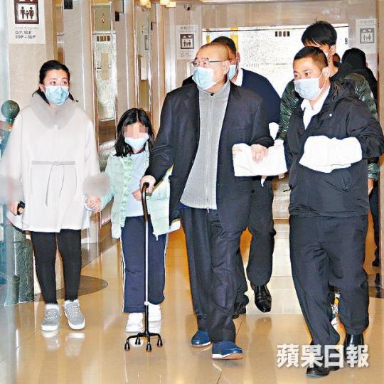 ■大劉出入,保鑣都常備白毛巾。資料圖片■保鑣即使開車門,大劉也要他們以紙巾相隔。資料圖片 ■大劉出入,保鑣都常備白毛巾。資料圖片■保鑣即使開車門,大劉也要他們以紙巾相隔。資料圖片