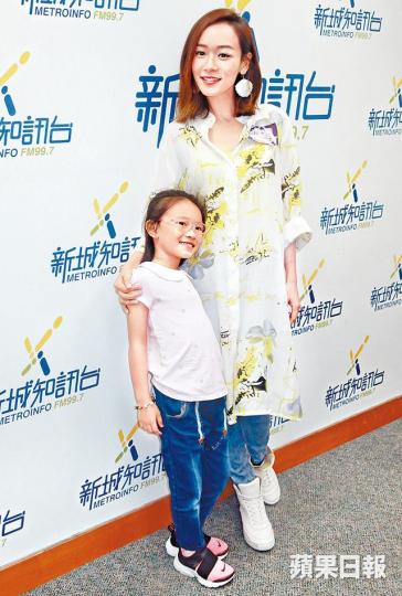 ■楊思琦囡囡卓穎陪她現身新城,楊思琦透露囡囡大讚她寫真集的照片很美。■楊思琦自爆跟李嘉欣(圖)有不為人知的親戚關係。資料圖片 ■楊思琦囡囡卓穎陪她現身新城,楊思琦透露囡囡大讚她寫真集的照片很美。■楊思琦自爆跟李嘉欣(圖)有不為人知的親戚關係。資料圖片