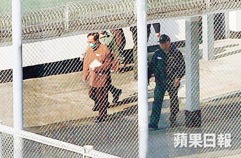 ■曾蔭權上訴失敗須即時重返監獄;圖為他去年服刑時顯得垂頭喪氣。 ■曾蔭權上訴失敗須即時重返監獄;圖為他去年服刑時顯得垂頭喪氣。