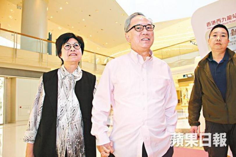 ■曾蔭權夫婦4月底現身圓方睇戲,離開時二人十指緊扣。莊建鑫攝■去年2月身穿囚衣的曾蔭權戴上口罩,從荔枝角收押所登囚車往赤柱監獄。■曾蔭權夫婦上月出席李柱銘兒子李祖貽在堅道大堂舉行的婚禮。■在等候判決期間,曾蔭權夫婦到胞妹淺水灣大宅短住,二人一起吃早餐,非常恩愛。黎少英攝 ■曾蔭權夫婦4月底現身圓方睇戲,離開時二人十指緊扣。莊建鑫攝■去年2月身穿囚衣的曾蔭權戴上口罩,從荔枝角收押所登囚車往赤柱監獄。■曾蔭權夫婦上月出席李柱銘兒子李祖貽在堅道大堂舉行的婚禮。■在等候判決期間,曾蔭權夫婦到胞妹淺水灣大宅短住,二人一起吃早餐,非常恩愛。黎少英攝