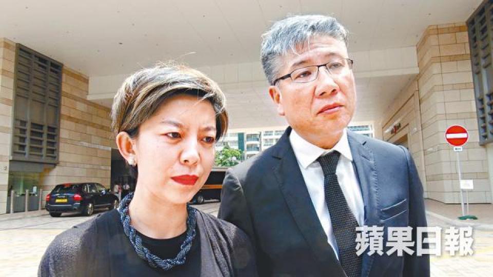 ■死者遺孀姜慧雨(左)在律師陪同下離開法院。羅日昇攝 ■死者遺孀姜慧雨(左)在律師陪同下離開法院。羅日昇攝