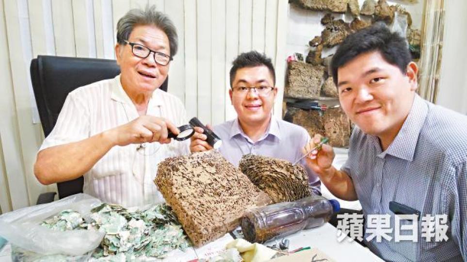■強叔兩代人專滅白蟻,專注做好一件事,只為做到最好。麥超億攝■在強叔面前,任何地方的白蟻都無所遁形。受訪者提供圖片■滅蟻不需要用劍,一支螺絲批及電筒就足夠。■以往不論出入何處開工,強叔定必西裝筆挺以示尊重。受訪者提供圖片■3兄弟自幼跟隨父親四處滅蟻學習,如今繼承衣鉢。 ■強叔兩代人專滅白蟻,專注做好一件事,只為做到最好。麥超億攝■在強叔面前,任何地方的白蟻都無所遁形。受訪者提供圖片■滅蟻不需要用劍,一支螺絲批及電筒就足夠。■以往不論出入何處開工,強叔定必西裝筆挺以示尊重。受訪者提供圖片■3兄弟自幼跟隨父親四處滅蟻學習,如今繼承衣鉢。