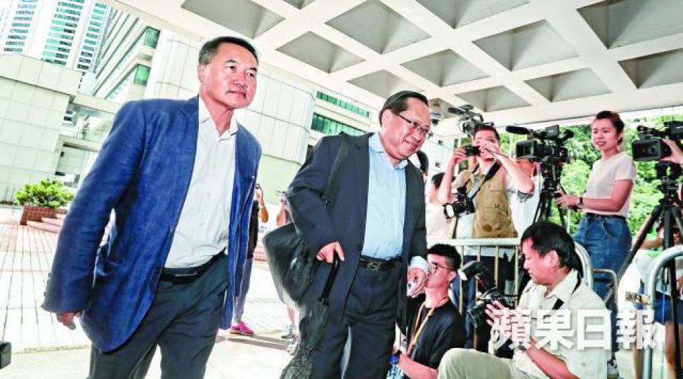 ■民主黨李永達(左)及何俊仁昨晨到庭旁聽。李國寶 ■民主黨李永達(左)及何俊仁昨晨到庭旁聽。李國寶