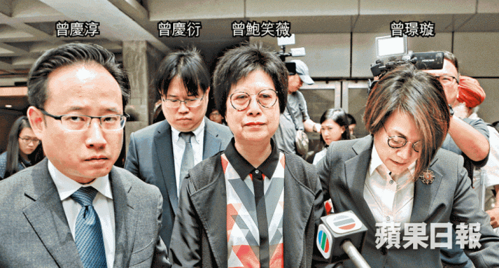 ■曾蔭權妻子鮑笑薇昨於裁決後在家人陪同下離開法院,並表示會與律師商討下一步行動。 ■曾蔭權妻子鮑笑薇昨於裁決後在家人陪同下離開法院,並表示會與律師商討下一步行動。