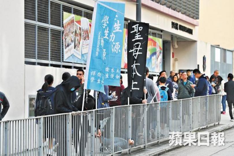 ■學生動源成員曾到學校門外擺街站宣傳。資料圖片鍾翰林 ■學生動源成員曾到學校門外擺街站宣傳。資料圖片鍾翰林