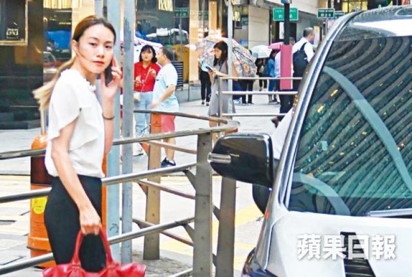 【隔空滙報】■Stephy較男友王子早一步乘保母車離開,而拿着手機的她曾一度撳手機似向男友通水。【機不離手】■王子在Stephy助手陪同下,不停撳手機,旁若無人在中環等候的士。【風度翩翩】■等到的士後,王子讓Stephy女助手先上車。■Stephy與王子公開戀情後,打得火熱。互聯網圖片 【隔空滙報】■Stephy較男友王子早一步乘保母車離開,而拿着手機的她曾一度撳手機似向男友通水。【機不離手】■王子在Stephy助手陪同下,不停撳手機,旁若無人在中環等候的士。【風度翩翩】■等到的士後,王子讓Stephy女助手先上車。■Stephy與王子公開戀情後,打得火熱。互聯網圖片