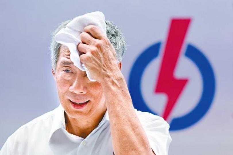 ■李顯龍的個人資料是今次網絡攻擊主要目標。資料圖片■新加坡通訊及新聞部與衞生部官員昨召開記者會交代事件。 ■李顯龍的個人資料是今次網絡攻擊主要目標。資料圖片■新加坡通訊及新聞部與衞生部官員昨召開記者會交代事件。